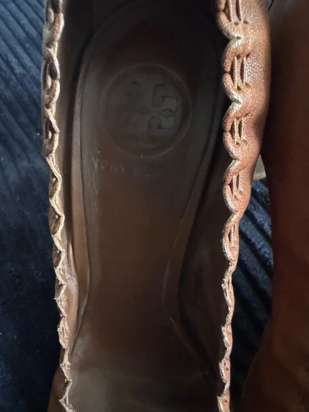 Tory Burch Brown Leather Ballet heels with Black Patent Cap Toe and Gold Logo 8 - Picture 2 of 6